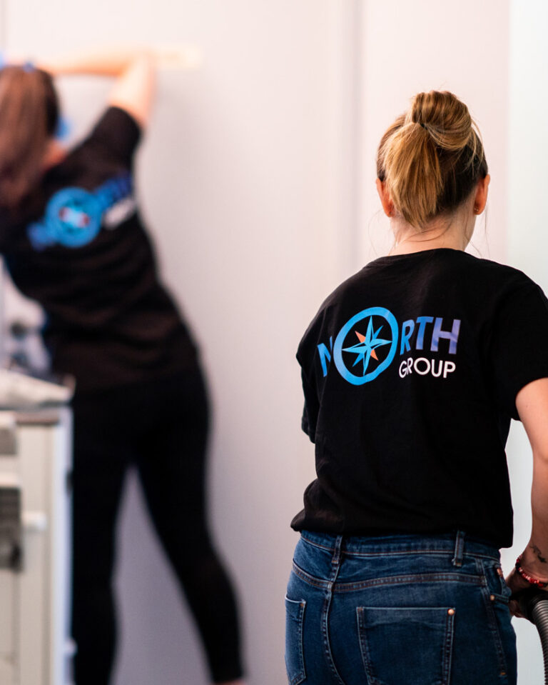 Les employés North Group nettoient des bureaux