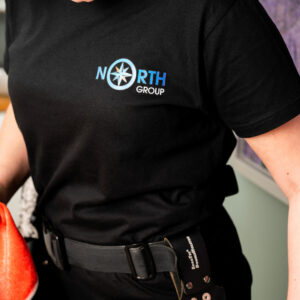 La tenue vestimentaire portée par les employés North Group avec le logo imprimé sur le t-shirt