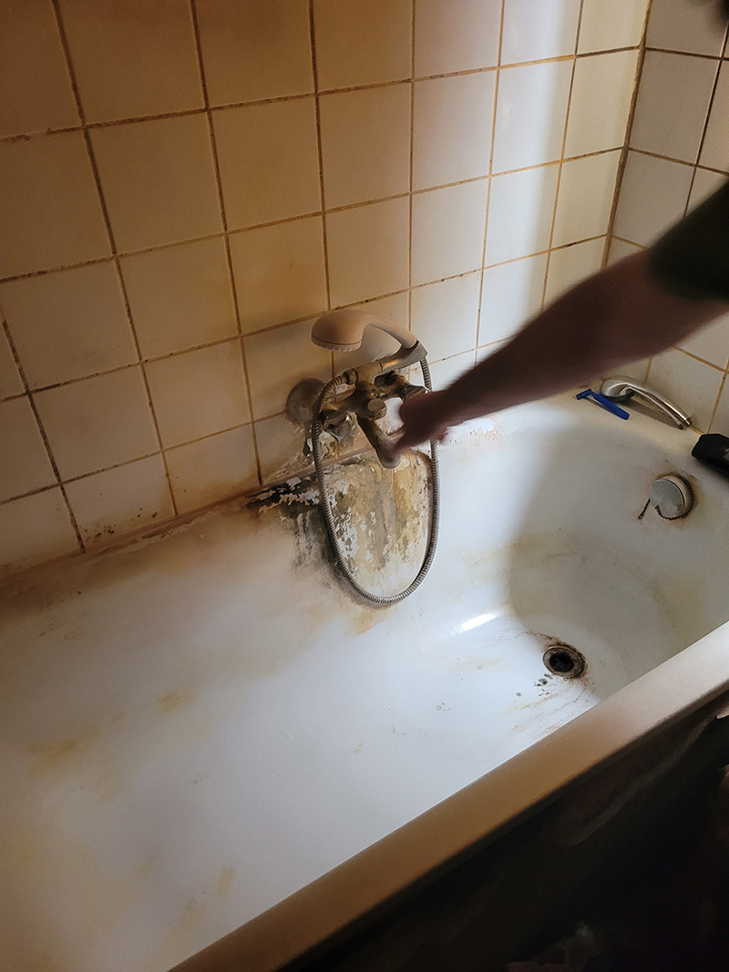 Nettoyage spécialisé d'une salle de bain avant le passage de l'équipe North Group