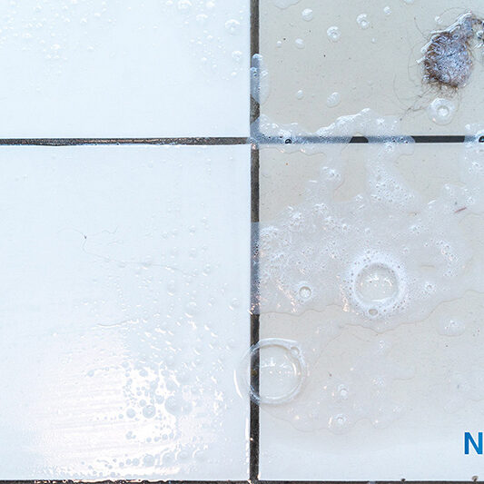 Nettoyage ponctuel de North Group, carrelage après le nettoyage sur la gauche et carrelage avant le nettoyage avec des crasses