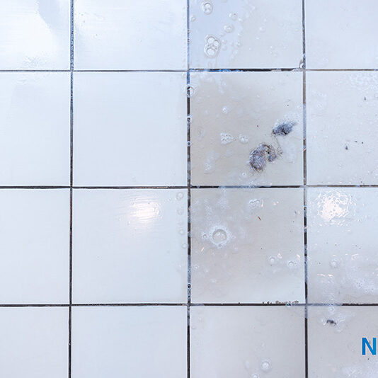 photo du carrelage de la salle de bain avant et après le passage de l'équipe North Group