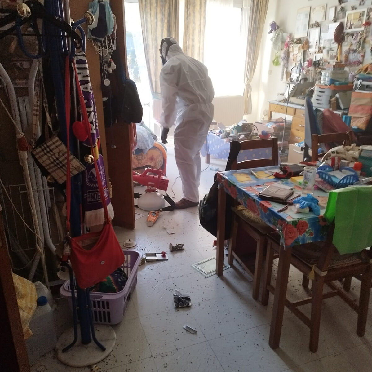 Un employé North Group est dans une maison pour désinfecter les pièces