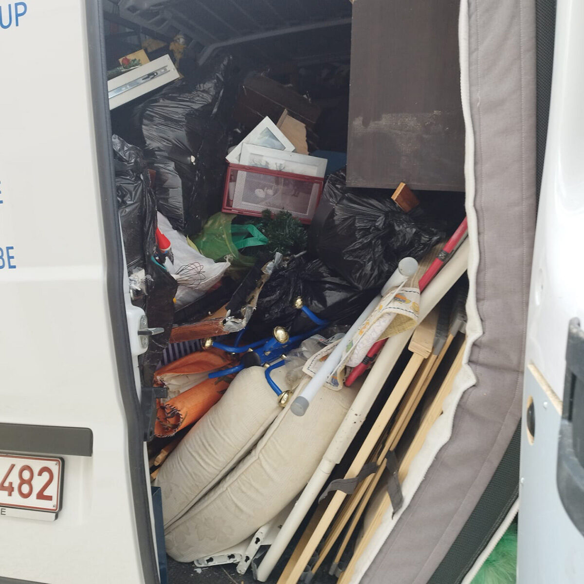 La camionnette North Group qui comporte les déchets du nettoyage effectué