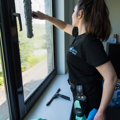 Un collaborateur North Group qui nettoie les vitres d'une maison